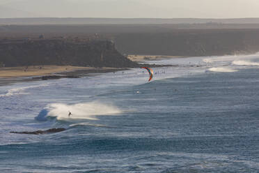 Windsurfer am Strand von El Cotillo auf der Vulkaninsel Fuerteventura, Kanarische Inseln, Spanien, Atlantik, Europa - RHPLF03939