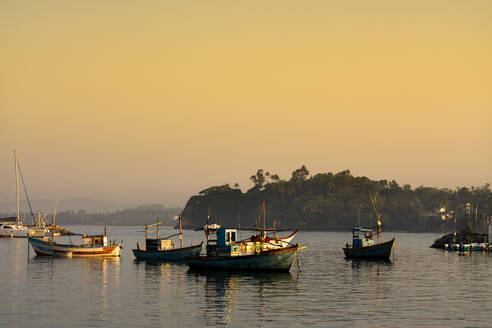 Boote im Hafen von Mirissa bei Sonnenuntergang, Sri Lanka, Asien - RHPLF03946