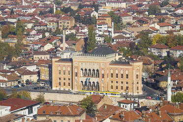 Blick auf die Stadt mit Blick auf das Rathaus, Sarajevo, Bosnien und Herzegowina, Europa - RHPLF03951