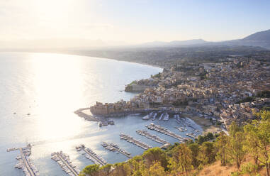 Höhenansicht von Castellammare del Golfo, Provinz Trapani, Sizilien, Italien, Mittelmeer, Europa - RHPLF03970