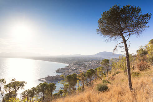 Höhenansicht von Castellammare del Golfo, Provinz Trapani, Sizilien, Italien, Mittelmeer, Europa - RHPLF03971