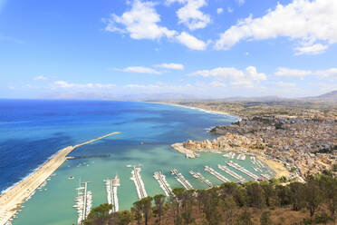 Erhöhte Ansicht des Hafens und der Stadt Castellammare del Golfo, Provinz Trapani, Sizilien, Italien, Mittelmeer, Europa - RHPLF03972