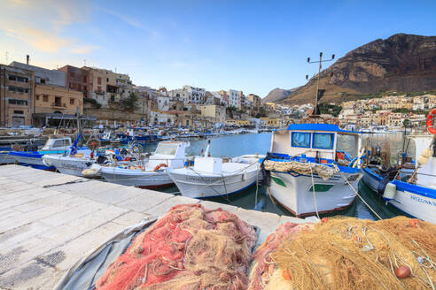 Fischerboote im Hafen, Castellammare del Golfo, Provinz Trapani, Sizilien, Italien, Mittelmeer, Europa - RHPLF03974