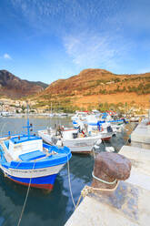 Fischerboote im Hafen, Castellammare del Golfo, Provinz Trapani, Sizilien, Italien, Mittelmeer, Europa - RHPLF03975