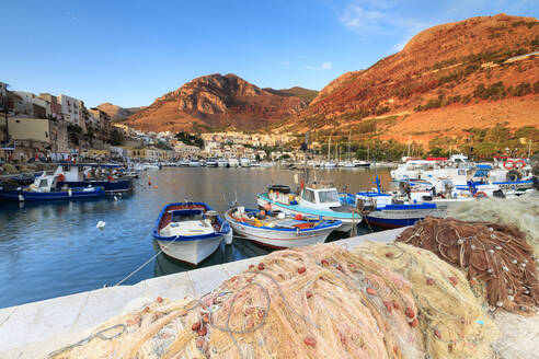 Fischerboote im Hafen, Castellammare del Golfo, Provinz Trapani, Sizilien, Italien, Mittelmeer, Europa - RHPLF03976