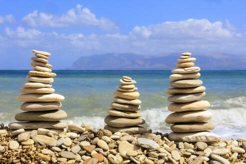 Skulpturen aus Steinen am Strand, Castellammare del Golfo, Provinz Trapani, Sizilien, Italien, Mittelmeer, Europa - RHPLF03977