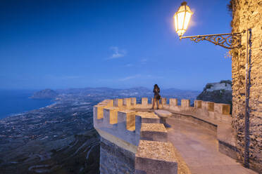 Frau auf Terrasse mit Blick auf den Monte Cofano, Erice, Provinz Trapani, Sizilien, Italien, Mittelmeer, Europa - RHPLF03979