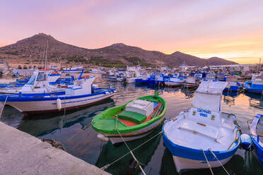 Fischerboote im Hafen, Insel Favignana, Ägadische Inseln, Provinz Trapani, Sizilien, Italien, Mittelmeer, Europa - RHPLF03984