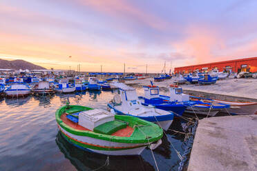 Fischerboote im Hafen, Insel Favignana, Ägadische Inseln, Provinz Trapani, Sizilien, Italien, Mittelmeer, Europa - RHPLF03986