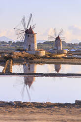 Windmühlen und Salinen in der Morgendämmerung, Saline dello Stagnone, Marsala, Provinz Trapani, Sizilien, Italien, Mittelmeer, Europa - RHPLF03993