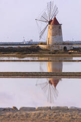 Windmühle, die sich in den Salinen spiegelt, Saline dello Stagnone, Marsala, Provinz Trapani, Sizilien, Italien, Mittelmeer, Europa - RHPLF03995