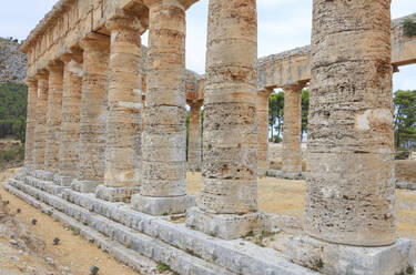 Säulen des Tempels von Segesta, Calatafimi, Provinz Trapani, Sizilien, Italien, Europa - RHPLF04003