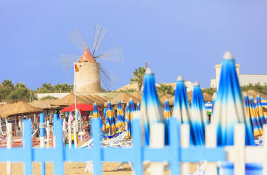 Sonnenschirme und Windmühle, Baia dei Mulini, Trapani, Sizilien, Italien, Mittelmeer, Europa - RHPLF04009