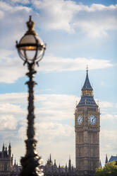 Laternenpfähle am South Bank mit den Houses of Parliament, London, England, Vereinigtes Königreich, Europa - RHPLF04014