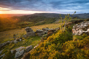 Tor bei Sonnenaufgang, Dartmoor National Park, Devon, England, Vereinigtes Königreich, Europa - RHPLF04025