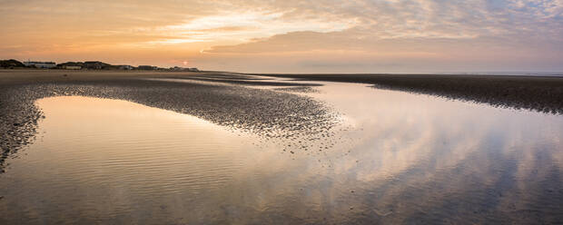 Camber Sands Strand bei Sonnenaufgang, East Sussex, England, Vereinigtes Königreich, Europa - RHPLF04032