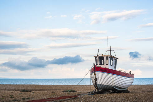 Fischerboot am Strand von Dungeness, Kent, England, Vereinigtes Königreich, Europa - RHPLF04033