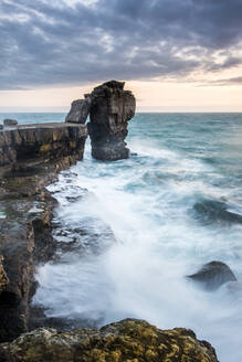 Pulpit Rock, Portland Bill, Isle of Portland, Jurassic Coast, UNESCO-Weltkulturerbe, Dorset, England, Vereinigtes Königreich, Europa - RHPLF04034