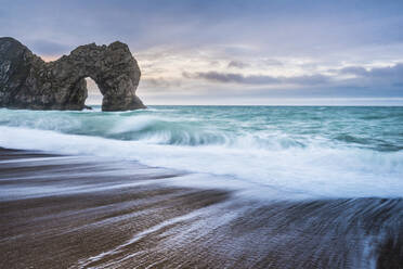 Durdle Door bei Sonnenaufgang, Lulworth Cove, Jurassic Coast, UNESCO-Weltkulturerbe, Dorset, England, Vereinigtes Königreich, Europa - RHPLF04036