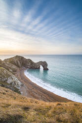 Durdle Door bei Sonnenaufgang, Lulworth Cove, Jurassic Coast, UNESCO-Weltkulturerbe, Dorset, England, Vereinigtes Königreich, Europa - RHPLF04040