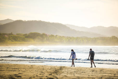 Pärchen am Strand Playa Buena Vista bei Sonnenaufgang, Provinz Guanacaste, Costa Rica, Mittelamerika - RHPLF04042