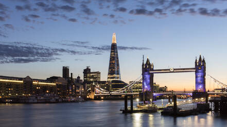 Tower Bridge und The Shard bei Sonnenuntergang, aufgenommen von Wapping, London, England, Vereinigtes Königreich, Europa - RHPLF04052