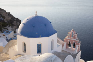Blaue Kuppelkirche in Santorini, Kykladen, Griechische Inseln, Griechenland, Europa - RHPLF04054