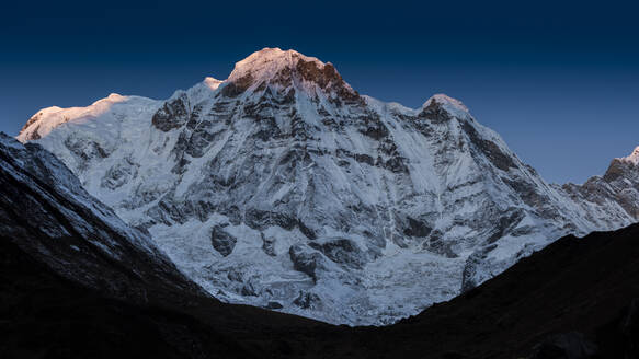 Die ersten Lichtstrahlen auf dem Gipfel des Annapurna South, Himalaya, Nepal, Asien - RHPLF04070