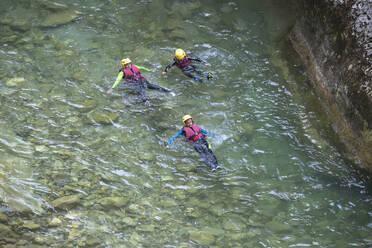 Menschen beim Canyoning in den Gorges du Verdon, Provence-Alpes-Cote d'Azur, Provence, Frankreich, Europa - RHPLF04079