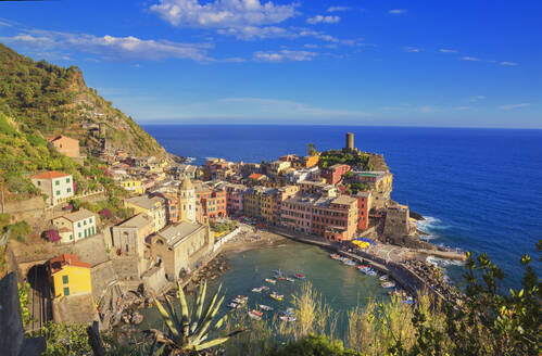 Das bunte Fischerdorf Vernazza, Cinque Terre, UNESCO-Weltkulturerbe, Ligurien, Italien, Europa - RHPLF04083