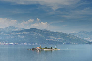 Die Bucht von Tivat hat schöne Dörfer, Industriehäfen und die historische Stadt Kotor, Montenegro, Europa - RHPLF04091