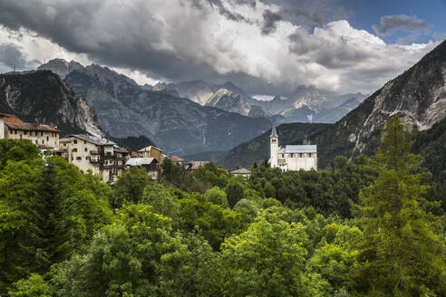 Kirche und Berge im Hintergrund, Valle di Cadore, Provinz Venetien, Dolomiten, Italien, Europa - RHPLF04098