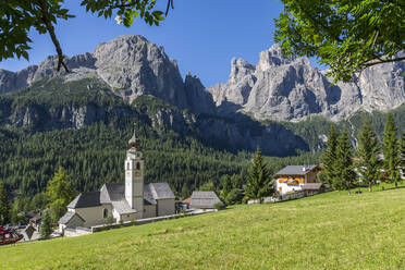 Morgenansicht der Kirche von Colfosco (Calfosch) und der umliegenden Berge, Provinz Belluno, Trient, Dolomiten, Italien, Europa - RHPLF04102