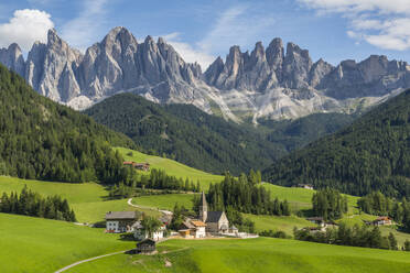 Blick auf Kirche und Bergkulisse, Val di Funes, Provinz Bozen, Trentino-Südtirol, Italienische Dolomiten, Italien, Europa - RHPLF04103