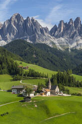 Blick auf Kirche und Bergkulisse, Val di Funes, Provinz Bozen, Trentino-Südtirol, Italienische Dolomiten, Italien, Europa - RHPLF04104