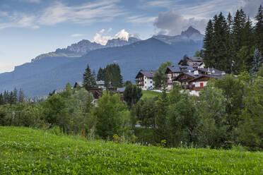 Blick auf Berge und traditionelle Häuser, Cortina d'Ampezzo, Südtirol, italienische Dolomiten, Italien, Europa - RHPLF04105