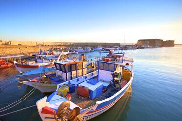 Der von Booten gesäumte venezianische Hafen und die Festung, Heraklion, Kreta, Griechische Inseln, Griechenland, Europa - RHPLF04113