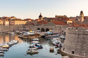 Boote im Hafen von Dubrovnik bei Sonnenuntergang, UNESCO-Weltkulturerbe, Dubrovnik, Kroatien, Europa - RHPLF04158