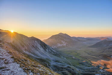 Hochebene Campo Imperatore bei Sonnenaufgang, Nationalpark Gran Sasso e Monti della Laga, Abruzzen, Italien, Europa - RHPLF04163