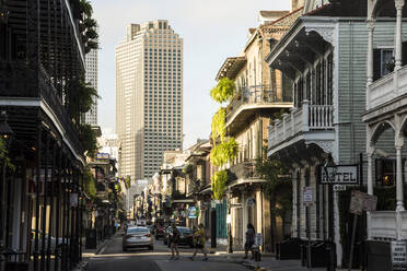 Bourbon Street im French Quarter von New Orleans, Louisiana, Vereinigte Staaten von Amerika, Nordamerika - RHPLF04171