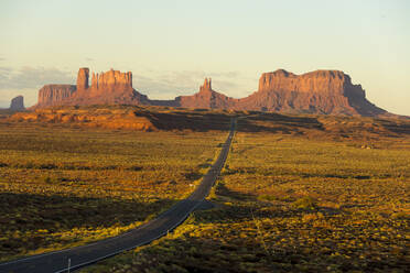 Sonnenaufgang bei der nördlichen Annäherung an den Monument Pass, südliches Utah, Vereinigte Staaten von Amerika, Nordamerika - RHPLF04179