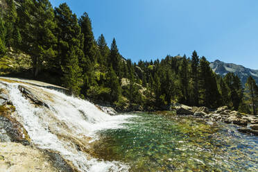 Wasserfall unterhalb des Llano de Bozuelo, Wanderweg Rio Caldares von Banos de Panticosa, Panticosa, Pyrenäen, Provinz Huesca, Spanien, Europa - RHPLF04204