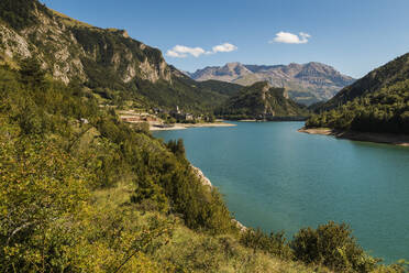 Das Dorf Lanuza und das Resevoir, mit der Sierra Tendenera dahinter, Tena-Tal, Sallent de Gallego, Pyrenäen, Provinz Huesca, Spanien, Europa - RHPLF04208