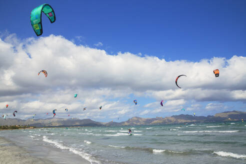 Kitesurfen, Strand von Alcudia, Mallorca (Mallorca), Balearen, Spanien, Mittelmeer, Europa - RHPLF04217