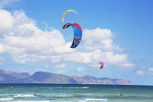 Kitesurfen, Strand von Alcudia, Mallorca (Mallorca), Balearen, Spanien, Mittelmeer, Europa - RHPLF04218