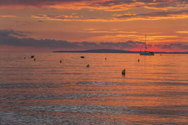 Segelboot bei Sonnenuntergang, Palma de Mallorca, Mallorca, Balearische Inseln, Spanien, Mittelmeer, Europa - RHPLF04235