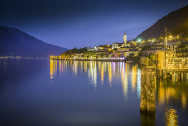 Panoramablick auf den Gardasee und den Hafen von Limone in der Abenddämmerung, Gardasee, Lombardei, italienische Seen, Italien, Europa - RHPLF04251