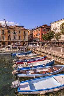 Blick auf Boote im Hafen von Malcesine am See, Malcesine, Gardasee, Veneto, Italienische Seen, Italien, Europa - RHPLF04258