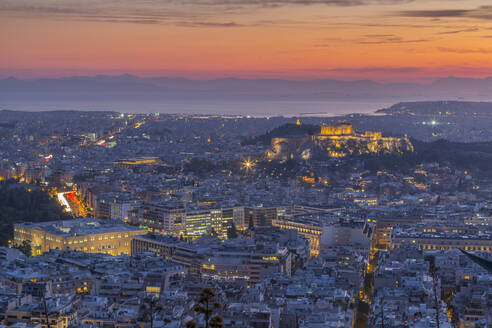 Blick auf Athen und die Akropolis vom Likavitos-Hügel und das Ägäische Meer am Horizont bei Sonnenuntergang, Athen, Griechenland, Europa - RHPLF04262