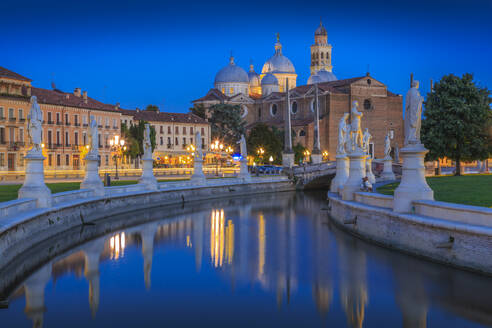 Blick auf Statuen in Prato della Valle in der Abenddämmerung und die Basilika Santa Giustina im Hintergrund, Padua, Venetien, Italien, Europa - RHPLF04264
